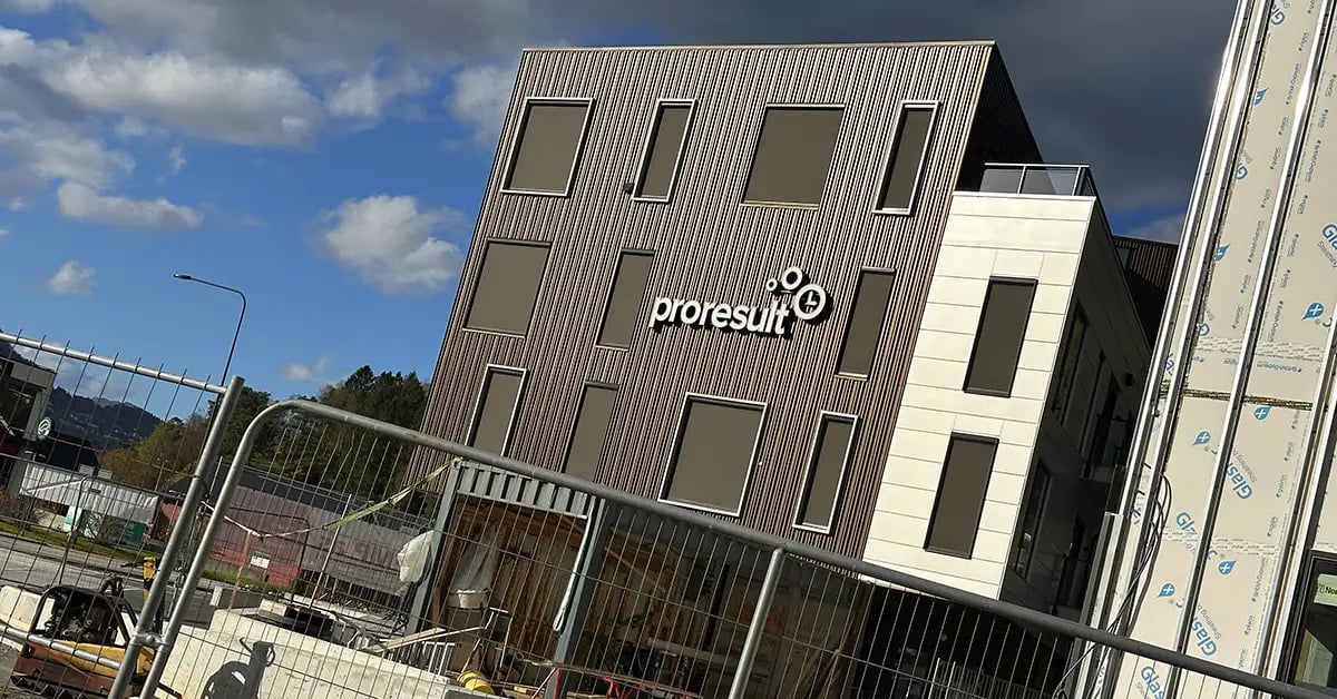 Byggeplass med Proresult-logo på veggen