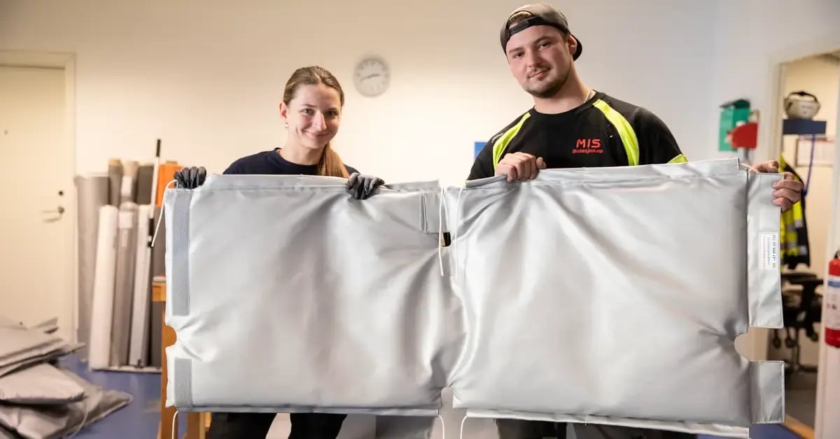 To ansatte på systua, der de lager skreddesydde isolasjonsputer.