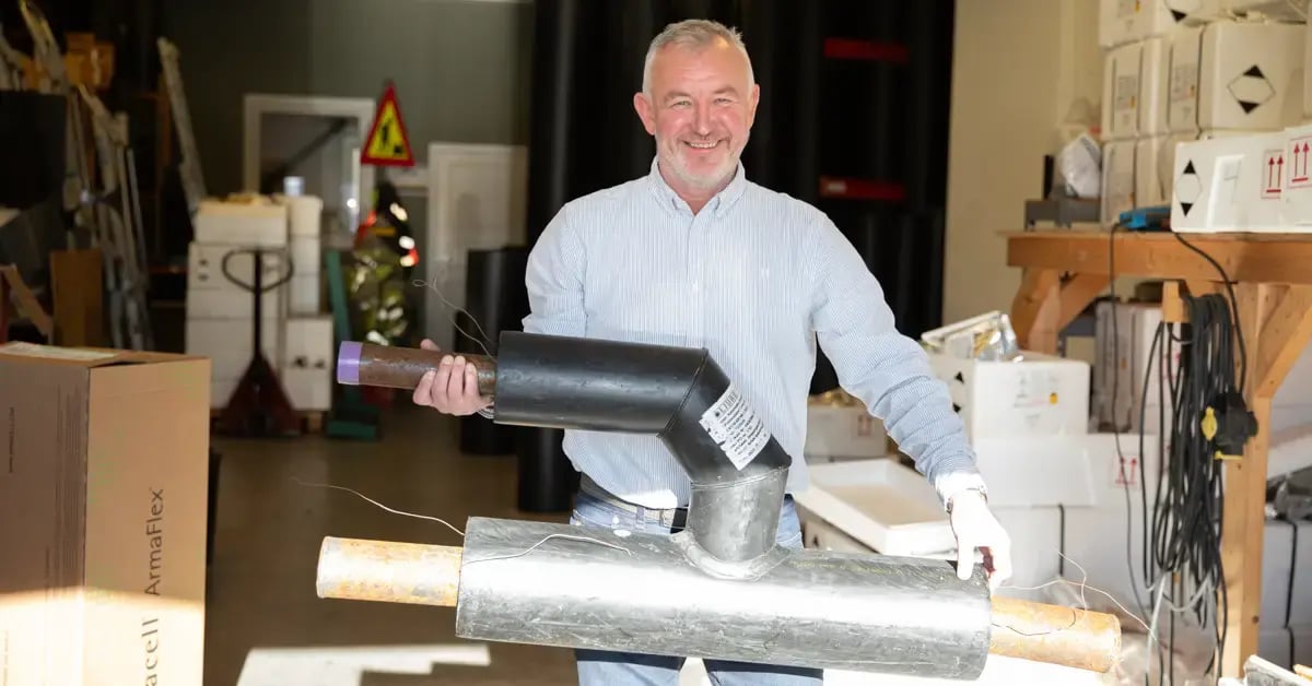 Daglig leder Tor Harald Øvre med en av komponentene på verkstedet i Moss.