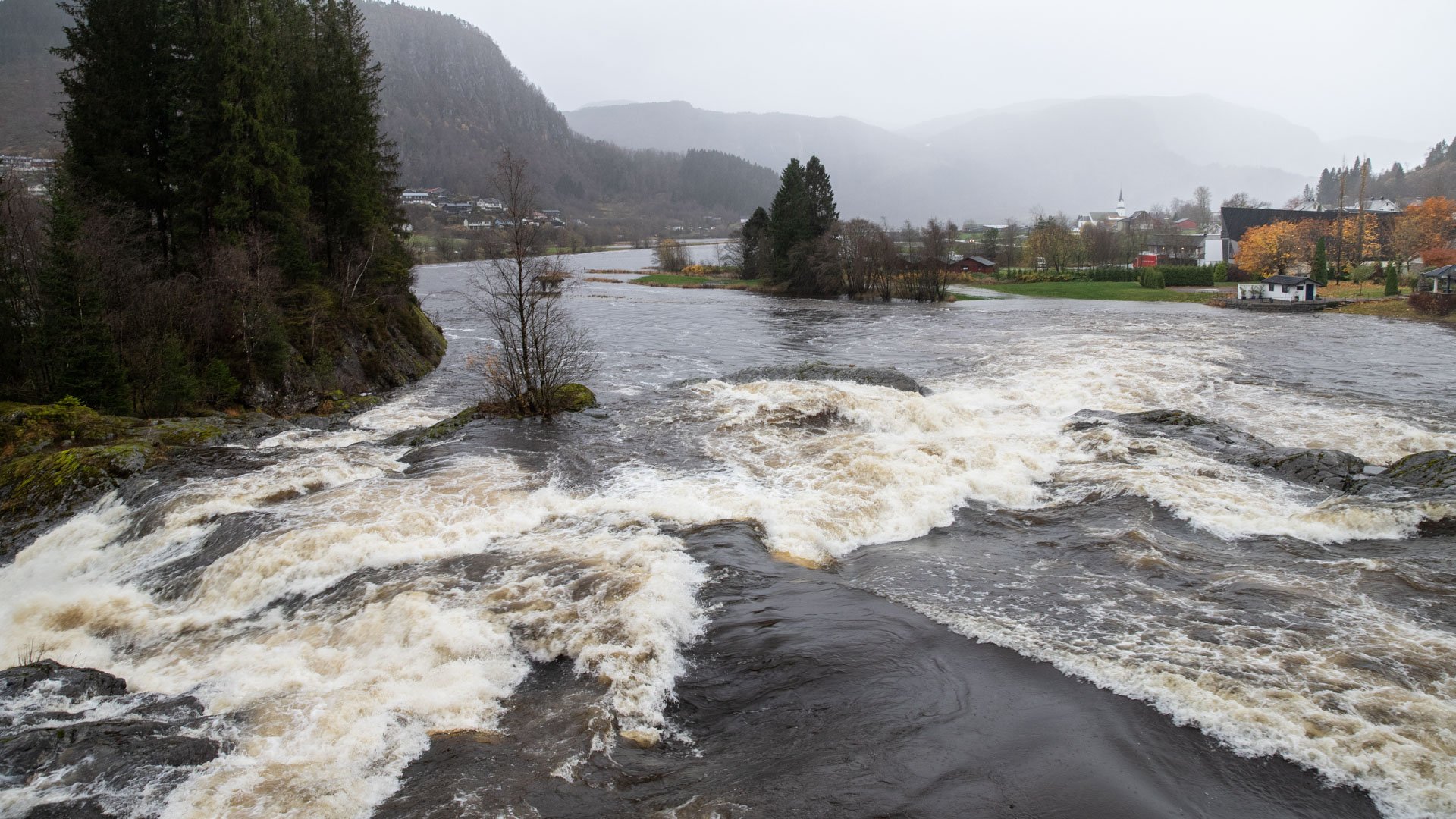 Bygget ligger vakkert til ved den mektige Naustdalsfossen i tettstedet Naustdal.